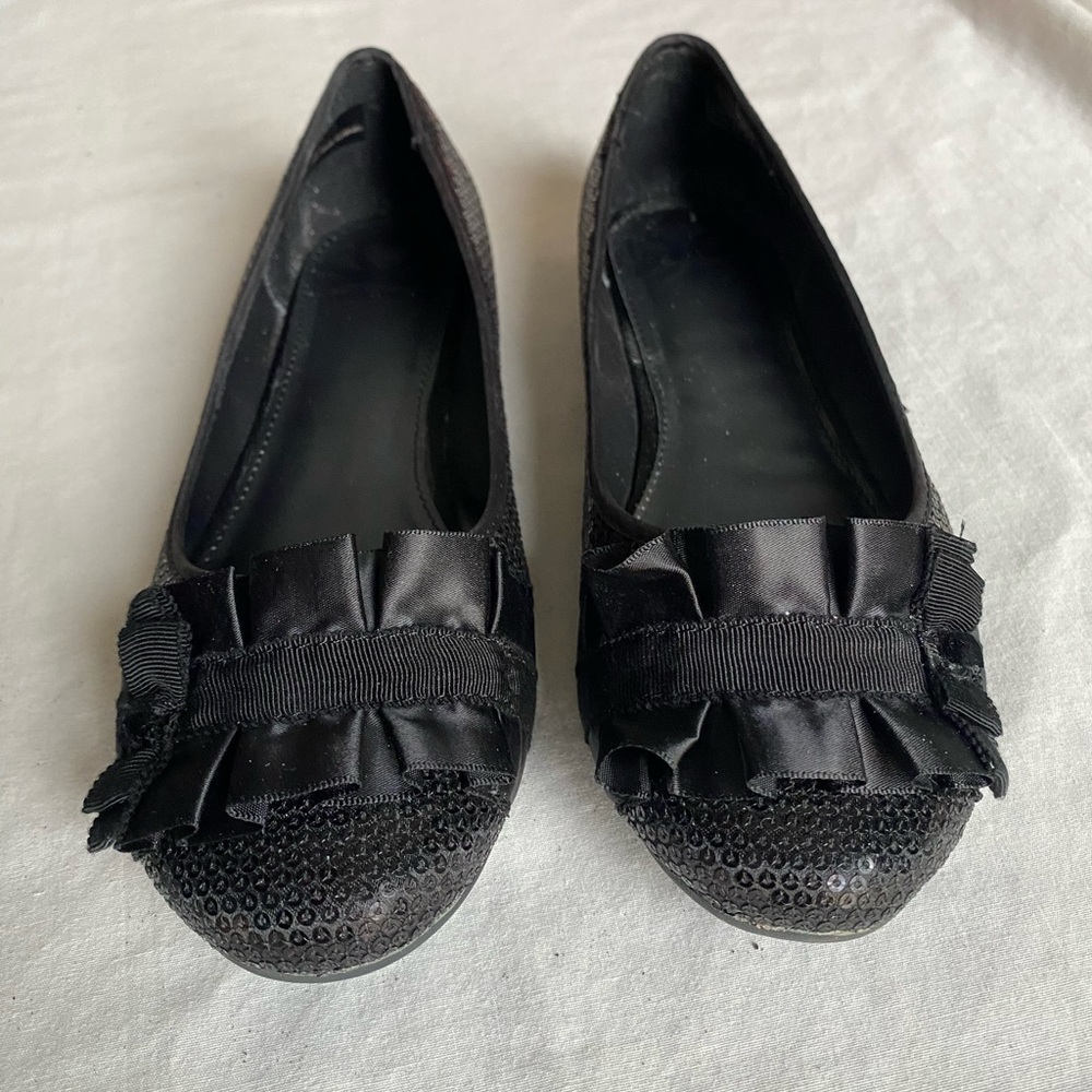 Black bow Fergalicious with little black sequins shoes.